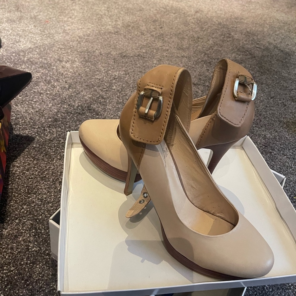 Guess shoe